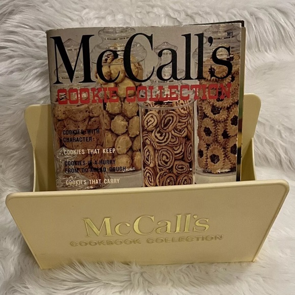 Vintage McCall’s Collection Cookbook Holder includes 1965 Set of 3 Cookbooks - Picture 2 of 8